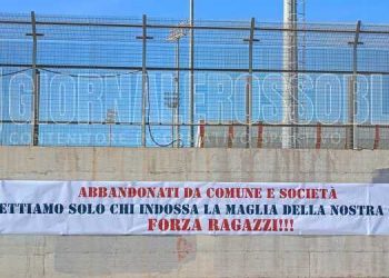 Taranto, Zoccolo Duro: affisso striscione attorno le mura dello Iacovone