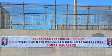 Taranto, Zoccolo Duro: affisso striscione attorno le mura dello Iacovone