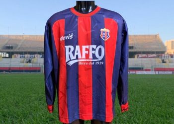Taranto, la maglia storica: il numero 8 della stagione 2001/02