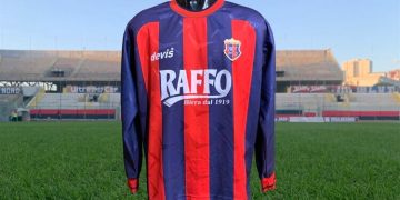 Taranto, la maglia storica: il numero 8 della stagione 2001/02