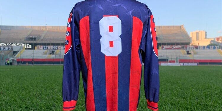 Taranto, la maglia storica: il numero 8 della stagione 2001/02