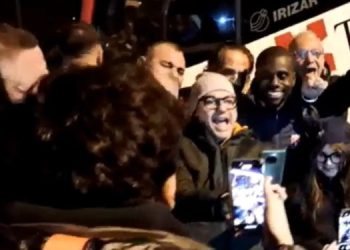 Foggia-Taranto, i tifosi portano i rossoblu in trionfo
