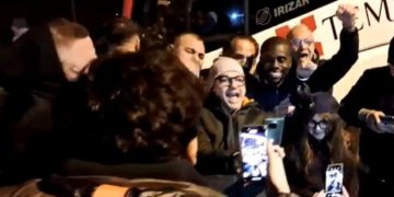 Foggia-Taranto, i tifosi portano i rossoblu in trionfo