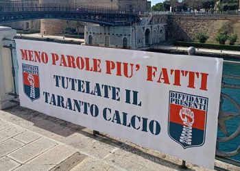 Taranto, tifosi: striscione dello Zoccolo Duro