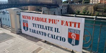 Taranto, tifosi: striscione dello Zoccolo Duro