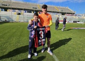 Taranto, donata la maglia di Ferrara al piccolo Simone