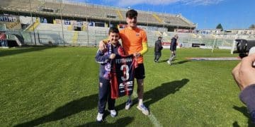 Taranto, donata la maglia di Ferrara al piccolo Simone