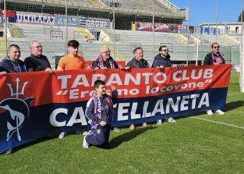 Taranto, donata la maglia di Ferrara al piccolo Simone