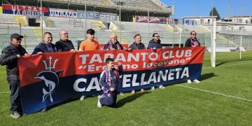 Taranto, donata la maglia di Ferrara al piccolo Simone