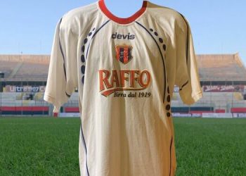 Taranto, la maglia storica: la maglia di De Liguori per la stagione 2003/04