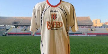 Taranto, la maglia storica: la maglia di De Liguori per la stagione 2003/04