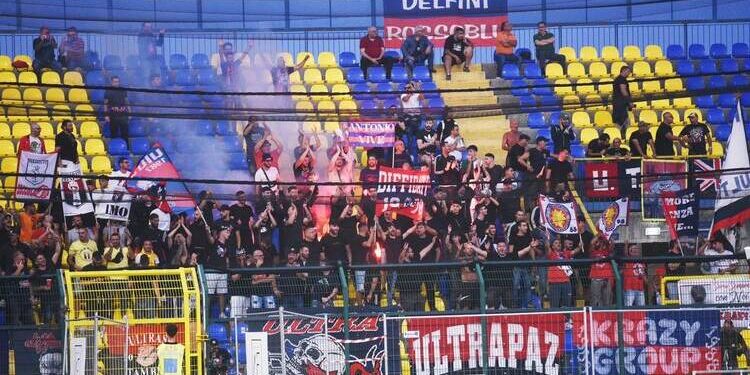 Giugliano-Taranto, misure cautelari per undici tifosi