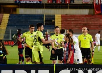 Taranto, la consegna del gagliardetto di E77 srl e GiornaleRossoBlu.it