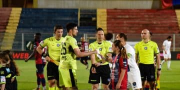 Taranto, la consegna del gagliardetto di E77 srl e GiornaleRossoBlu.it