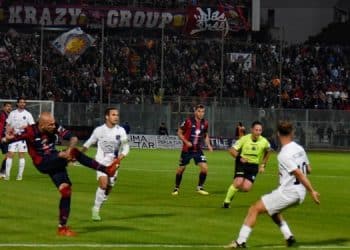 Taranto-Latina 0-0 (PlayOff), la moviola: braccio attaccato al corpo di Marino, non c’è rigore