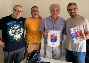 E77 srl e GiornaleRossoBlu.it donano il gagliardetto dei PlayOff 23/24 al Museo del Taranto Calcio