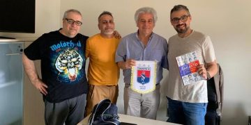 E77 srl e GiornaleRossoBlu.it donano il gagliardetto dei PlayOff 23/24 al Museo del Taranto Calcio