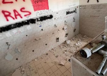 Il Menti sfregiato dai “tifosi” del Taranto. Il sindaco: «Ci faremo pagare i danni»