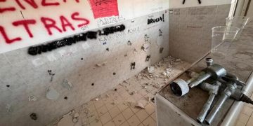Il Menti sfregiato dai “tifosi” del Taranto. Il sindaco: «Ci faremo pagare i danni»