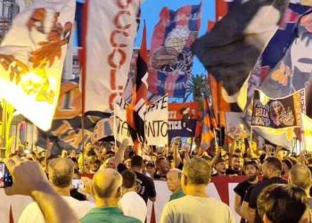 Taranto, i tifosi rossoblu scendono in piazza