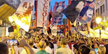 Taranto, i tifosi rossoblu scendono in piazza