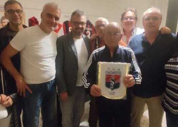 E77 GROUP SRL dona il gagliardetto dei Play-off 2023-24 al Taranto Club Iacovone di Castellaneta