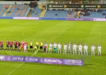 Crotone-Taranto 2-1, la cronaca: Shiba illude, poi la rimonta. Ancora una delusione