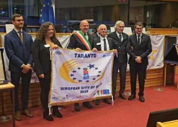 Taranto “Città Europea dello Sport” 2025. Il vicesindaco Azzaro ritira la bandiera Aces a Bruxelles