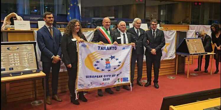 Taranto “Città Europea dello Sport” 2025. Il vicesindaco Azzaro ritira la bandiera Aces a Bruxelles
