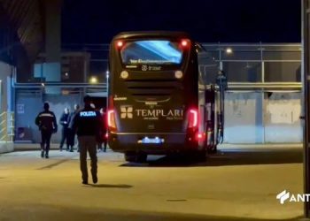 Tensione a Taranto: pullman dei calciatori preso a sassate