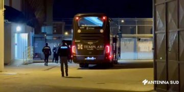 Tensione a Taranto: pullman dei calciatori preso a sassate