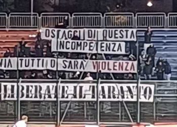 Sotto 0-5 e i tifosi del Taranto impediscono di iniziare il secondo tempo contro il Sorrento