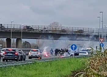 Scontri tra tifosi di Lucchese e Perugia in autostrada: 350 ultras coinvolti