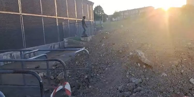 La statua di Erasmo Iacovone priva di alcuna protezione