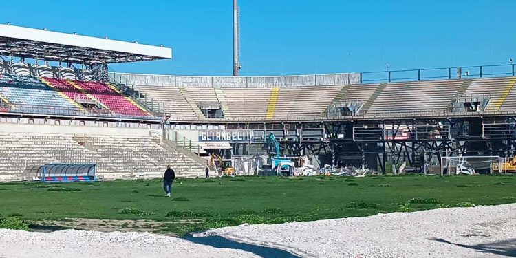 Proseguono i lavori allo Stadio Erasmo Iacovone: ecco le foto dall’interno