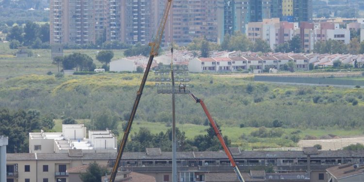 Nuovo Stadio Erasmo Iacovone di Taranto: Si Lavora alla Rimozione delle Torri Faro