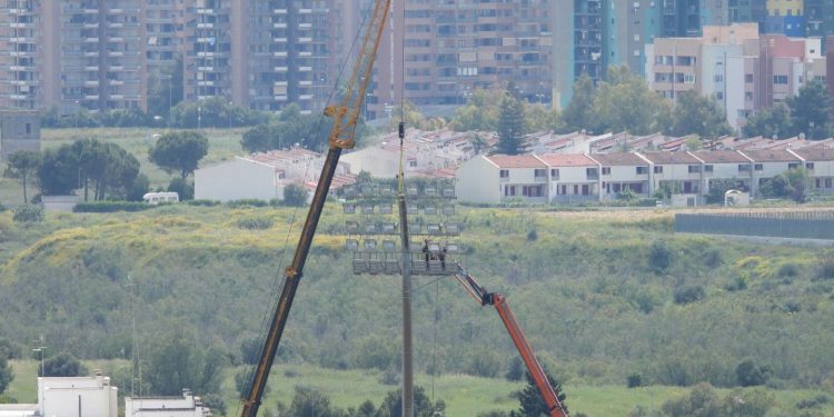 Nuovo Stadio Erasmo Iacovone di Taranto: Si Lavora alla Rimozione delle Torri Faro