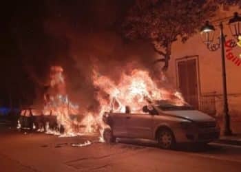 Torre Santa Susanna, paura nella notte: incendio devasta tre auto parcheggiate in via Galasso