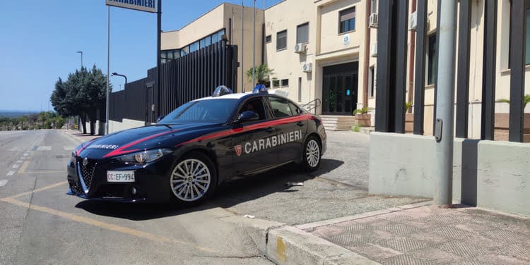 Dà fuoco a un’auto in centro a Massafra: arrestato 47enne grazie alle telecamere