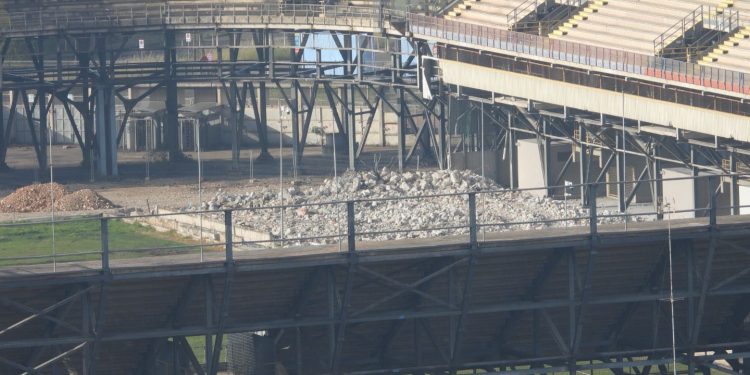 Stadio Iacovone, via alla rimozione della vecchia copertura: lavori in piena fase operativa