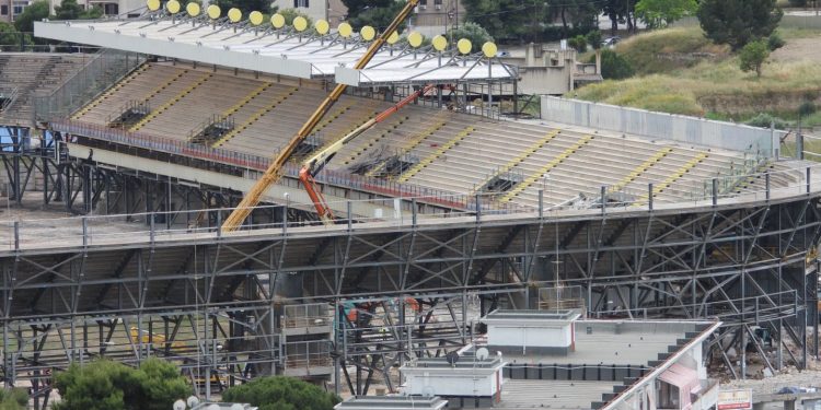 Stadio Iacovone, quasi completata la rimozione della copertura della tribuna