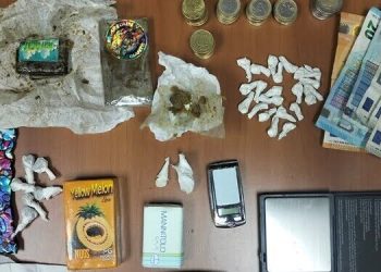 Viale della Liberazione, arrestata 58enne per spaccio di droga: sequestrati cocaina, hashish e denaro
