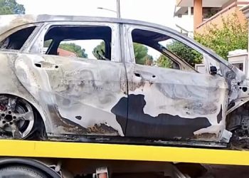 Grottaglie, auto dell’assessore data alle fiamme: solidarietà dal M5S. “Atto gravissimo, serve una risposta dello Stato”