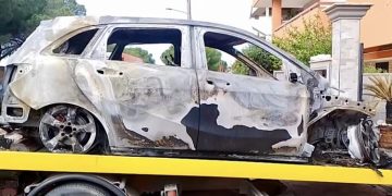 Grottaglie, auto dell’assessore data alle fiamme: solidarietà dal M5S. “Atto gravissimo, serve una risposta dello Stato”