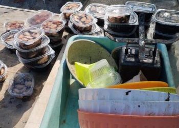 Cozze sgusciate in strada e senza tracciabilità: la Polizia sequestra 120 kg di mitili a Taranto