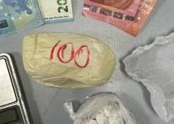 Spaccio davanti al negozio: arrestato 56enne, denunciato il “collaboratore” invalido