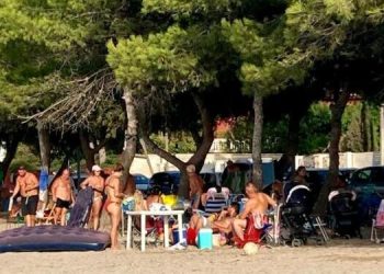 Lite in viale del Tramonto finisce con un investimento: denunciati padre e figlio