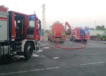 Incendio in un capannone di rifiuti nella zona industriale di Taranto: fiamme sotto controllo, Vigili del Fuoco al lavoro per ore