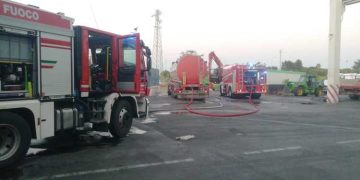 Incendio in un capannone di rifiuti nella zona industriale di Taranto: fiamme sotto controllo, Vigili del Fuoco al lavoro per ore