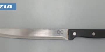 Ubriaco aggredisce i poliziotti con un coltello: arrestato 37enne a Taranto